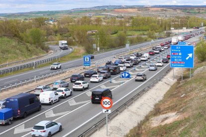 Retenciones en el entorno del antiguo peaje de Castañares el pasado lunes 21 de abril.