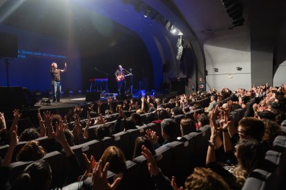 Concierto de Xoel López en Foro Signo con un intérprete sobre el escenario.