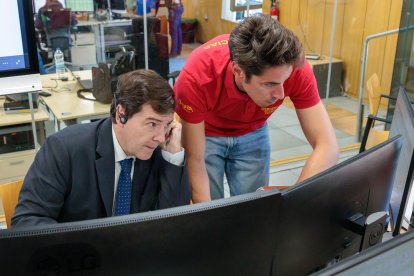 El presidente de Castilla y León, Alfonso Fernández Mañueco, en la sala de comunicaciones del 112.