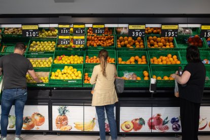 Varias personas realizan la compra en un supermercado tras el apagón eléctrico