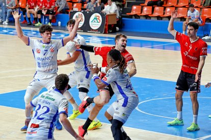 Imagen del partido entre el UBU San Pablo Burgos y Club Cisne Colegio Los Sauces.