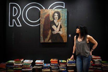 Marta Tapia observa una de sus creaciones.