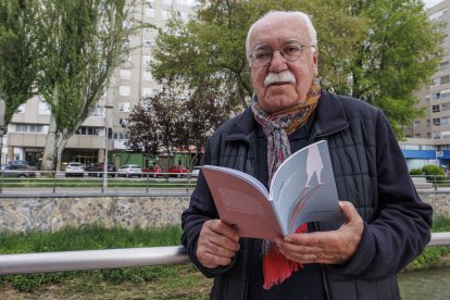 Juan Francisco Lorenzo presenta su guía ‘Supervivientes: Hoja de ruta para la gestión del duelo por suicidio'.