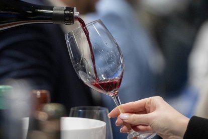 Archivo - Una persona sirve una copa de vino durante la XXIII edición de ‘Madrid Fusión Alimentos de España’, en IFEMA, a 27 de enero de 2025, en Madrid (España).