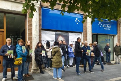 Concentración de familiares y vecinos de Traspinedo ante la Audiencia de Valladolid.