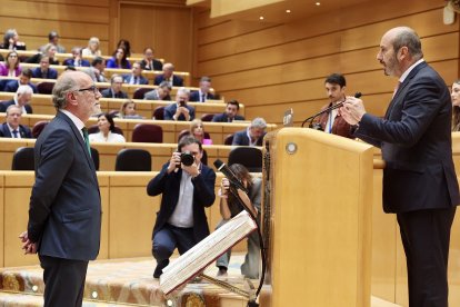 Tona de posesión como senador de Miguel Ángel Adrián, por la provincia de Burgos.