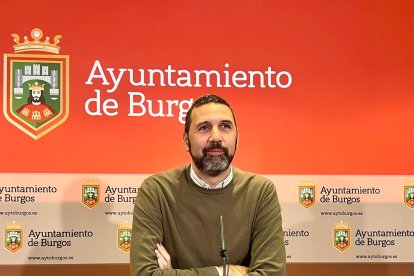 El concejal socialista Daniel Garabito, durante la rueda de prensa.
