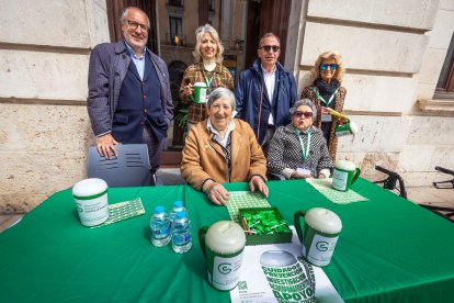 El presidente de la AECC en Burgos, Eduardo González (segundo por la derecha), visitó la mesa informativa instalada frente a la Diputación.