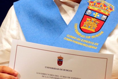 Jóvenes con discapacidad intelectual se gradúan por la Universidad de Burgos en un curso de formación para el empleo.