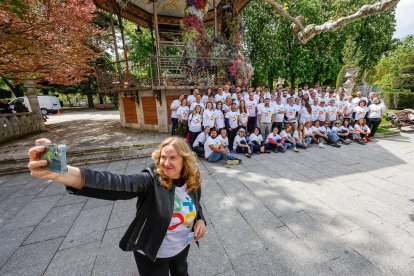 Ayala se hace un selfie con floristas y voluntarios con la camiseta de Burgos 2031.