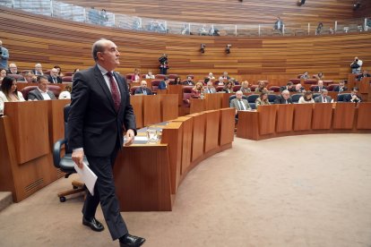 El Procurador del Común de Castilla y León, Tomás Quintana, presenta en el pleno de las Cortes el Informe Anual de la institución correspondiente al año 2024.