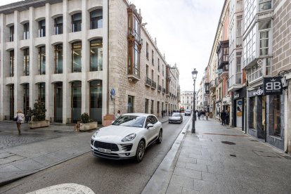 Vehículos y autobuses circulando por la calle Santander, en el centro de Burgos.