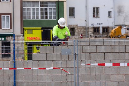 Los operarios trabajan en la construcción del muro que rodeará el solar donde se encontraba el antiguo Mercado Norte.