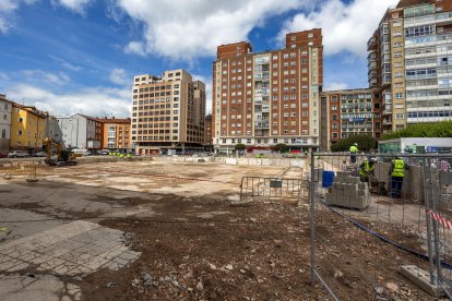 Los operarios trabajan en la construcción del muro que rodeará el solar donde se encontraba el antiguo Mercado Norte.