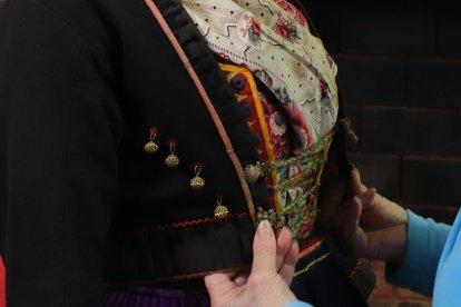 Detalle de indumentaria tradicional de Castrillo de la Reina.