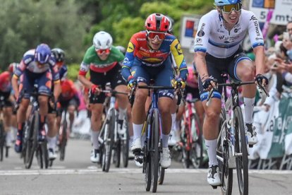 Lorena Wiebes entra en la meta de Poza de la Sal.