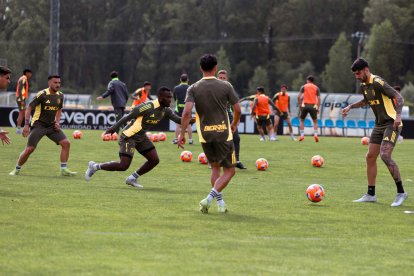 La plantilla, durante uno de los entrenamientos en la ciudad deportiva para preparar el encuentro ante el Levante.