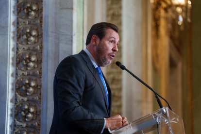 El ministro de Transportes y Movilidad Sostenible, Óscar Puente, interviene durante el acto del 30 aniversario de la Tribuna de la automoción en el Real Casino de Madrid, a 6 de mayo de 2025, en Madrid (España).