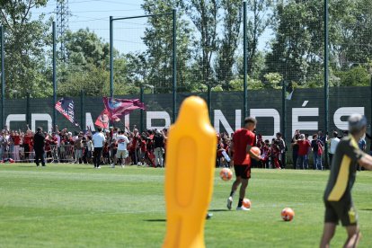 Ambientazo durante el entrenamiento del Mirandés con centenares de aficionados en el campo, convocados por las peñas.