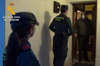 La Guardia Civil detiene a un falso revisor de electrodomésticos por estafar más de 3.500 euros a un anciano.