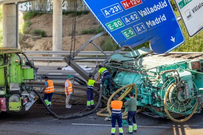Trágico accidente en la BU-30 con un matrimonio fallecido tras volcar el camión en el que viajaban.