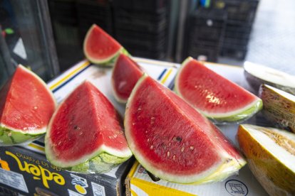 Archivo - Sandías en un puesto de frutas y verduras de un mercado de abastos.