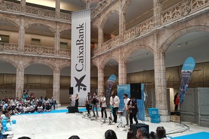 "Éxito en la II Gala Solidaria de CaixaBank en Burgos con la actuación de La M.O.D.A."