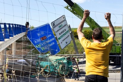 Un hombre observa atónito el accidente mortal registrado en la BU-30.