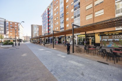 Terrazas de hostelería en la calle Roma, del barrio de Gamonal.