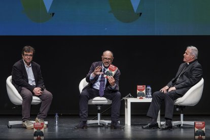 Javier Cercas, José María Yudego y Mario Iceta, este jueves en el Teatro Principal.