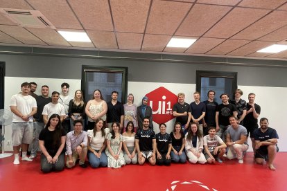 Los alumnos en una clase práctica de defensa personal.