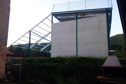 Vista exterior del frontón que los tribunales han ordenado demoler.