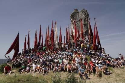 Celebración de la XVI edición de la Subida de Pendones al Castillo de Lara, que se inicia con la concentración y montaje de los mismos, la bendición de los nuevos y el posterior ascenso a los restos de la fortaleza