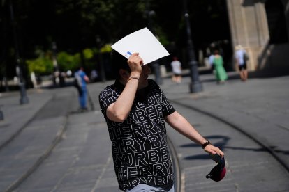 Un hombre se protege del sol con una carpeta. A 28 de mayo de 2025, en Sevilla (Andalucía, España).La Agencia Estatal de Meteorología (Aemet) ha activado para este miércoles el aviso amarillo por calor en diversas zonas de Córdoba, Jaén y Sevilla, donde l.