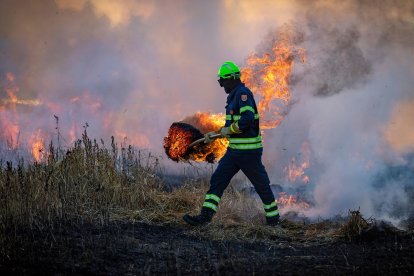Imagen de un bombero en un incendio.