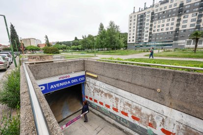 Una de las entradas del aparcamiento de la avenida del Cid.