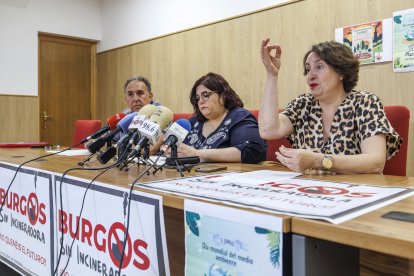 De dcha. a izq., Mariela Grijalbo, alcaldesa de Cardeñadijo, Carolina Ludueña y José Luis Rubio, del barrio de Cortes.