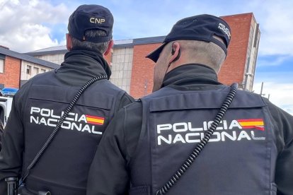 Archivo - Dos agentes de la Policía Nacional de Valladolid. Foto de archivo.