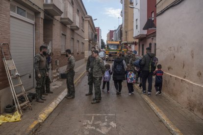 Archivo - Militares junto a alumnos.
