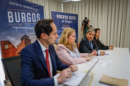 El gerente del Centro de Transportes de Burgos, Juan Carlos Martín, junto a la alcaldesa de la ciudad, Cristina Ayala, y el  consejero de Movilidad y Transformación Digital de la Junta de Castilla y León, José Luis Sanz Merino.