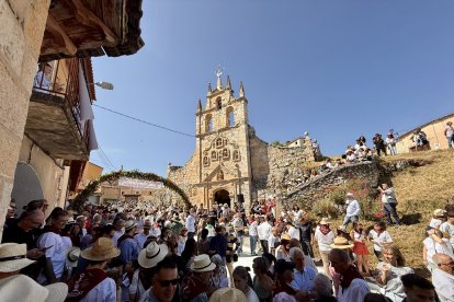 Un total de 13 municipios de Burgos y dos de Segovia celebran la romería de la Virgen de la Cueva, en Hontangas (Burgos), que los reúne cada medio siglo en torno a esta talla de la Villa y Tierra de Haza.
