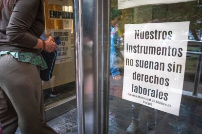 Cartel de protesta que denuncia la situación de los profesores de la Escuela Municipal de Música en el acceso de la sede de Gamonal.