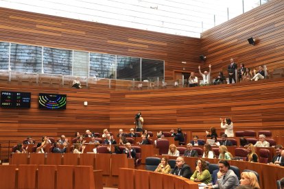 La bancada socialista celebra junto a integrantes de la asociación Chiguites Palencia y la coordinadora autonómica de Sumar Marina Echebarría la aprobación de la proposición de ley de igualdad real y efectiva de las personas LGTBI+.