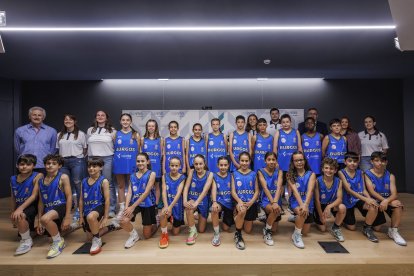Imagen de los 24 niños que participan en los PRD de baloncesto.