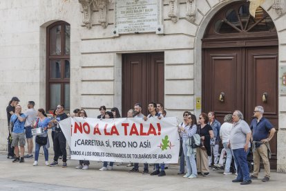 Concentración de vecinos de Tolbaños de Abajo para evitar la tala.