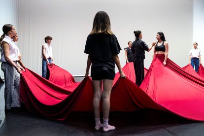 Últimos retoques a las piezas de uno de los 11 grupos de danza que, junto con la Orquesta Sinfónica de 3º a 6º de Profesional tomarán el escenario del Fórum el próximo martes.