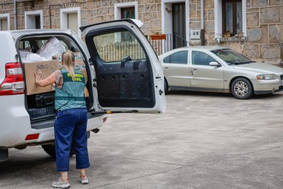 Imagen de una guardia civil junto a la vivienda.