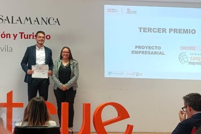 Sergio Álvarez, de la Universidad Isabel I, recoge su galardón.