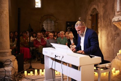La programación del II GEOFestival de Artes Escénicas del Geoparque Las Loras se presentó en Albacastro con la actuación del pianista Nâch Víking