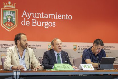 Tres de los cuatro concejales de Vox en el Ayuntamiento de Burgos hacen balance del ecuador del mandato.